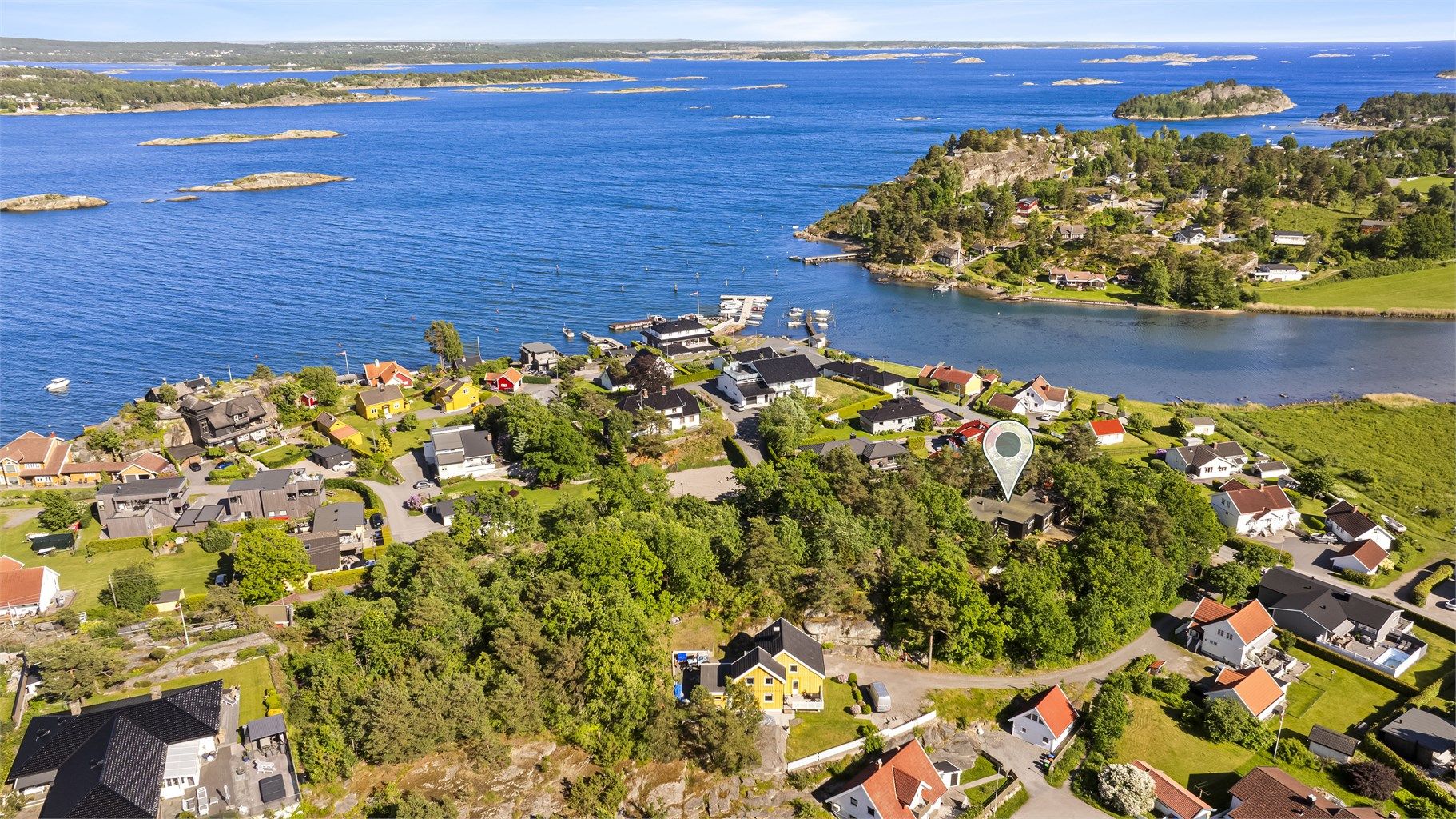 Tomten fremstår som lettstelt og harmonisk opparbeidet med en fin kombinasjon av naturtomt og hyggelige sitteplasser. 