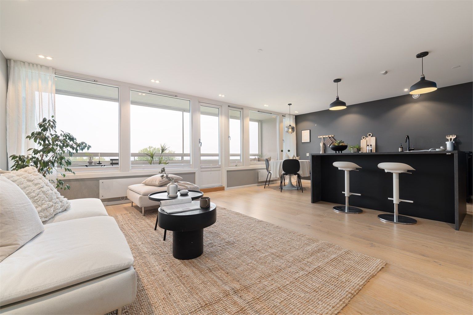 Leiligheten ligger i byggets toppetasje og fremstår som moderne og innflyttingsklar etter omfattende oppussing utført i 2019