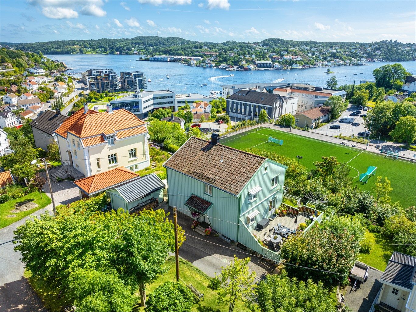 Skytebaneveien 13 - Innholdsrik enebolig med en frodig flott hage og nydelig utsikt