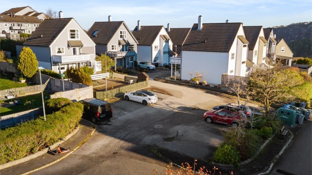 Eiendommen ligger i et rolig boligtun med lite biltrafikk.