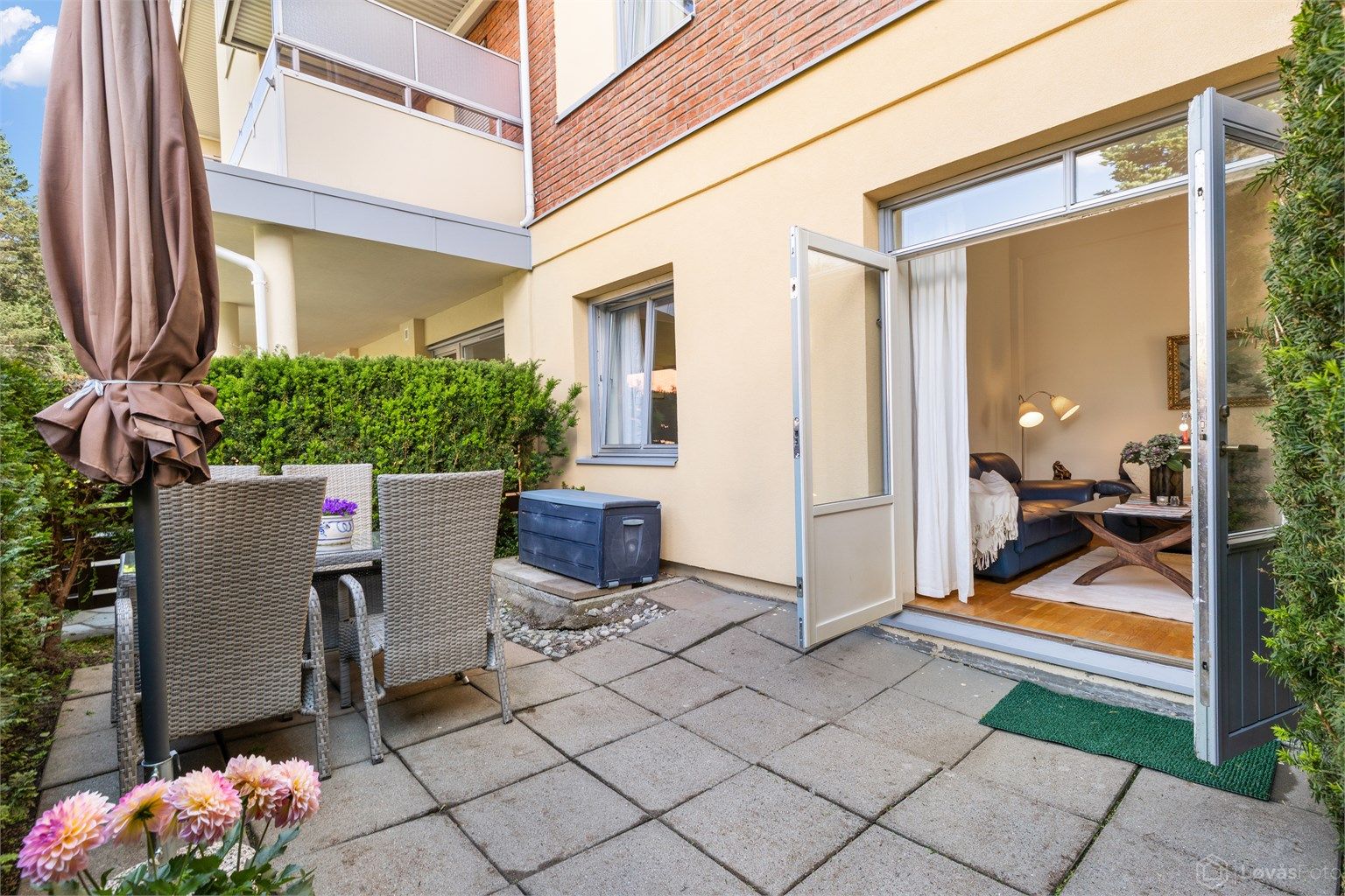 Fra stuen er det direkte utgang til en usjenert, privat markterrasse på 15 m².