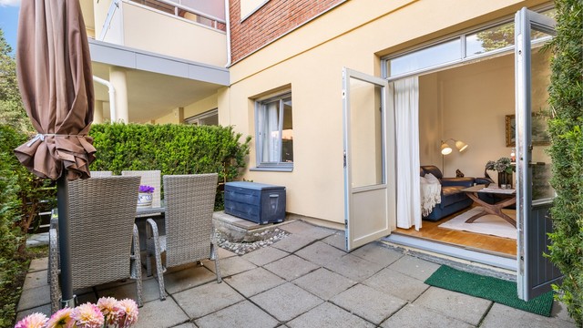 Fra stuen er det direkte utgang til en usjenert, privat markterrasse på 15 m².