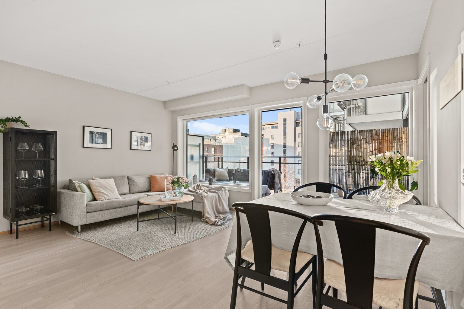 Krogsveen v/Simen Grevskott har gleden av å presentere denne flotte og tiltalende 2-roms leiligheten beliggende i 4. etg med heis