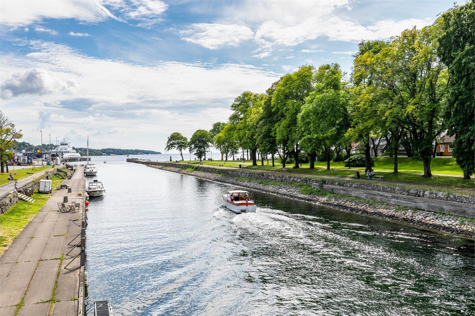 På Jeløy bor du med en attraktiv nærhet til både sjøen og vakker natur. Rett på andre siden av Kanalen ligger togstasjonen - få min. gange fra leiligheten.