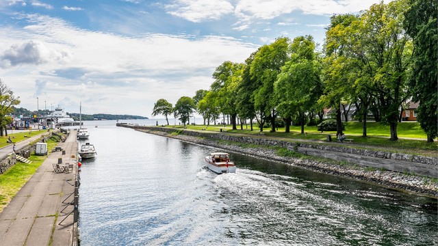 På Jeløy bor du med en attraktiv nærhet til både sjøen og vakker natur. Rett på andre siden av Kanalen ligger togstasjonen - få min. gange fra leiligheten.