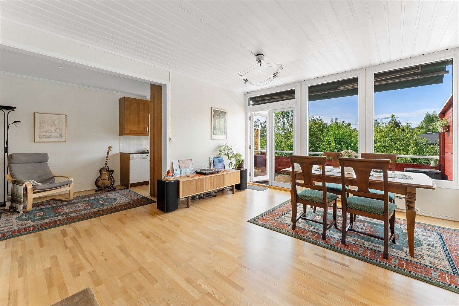 Meget fin og attraktiv beliggenhet på Hosle i rolige omgivelser, men samtidig sentralt til både marka, off. transport, nærbutikker og mer