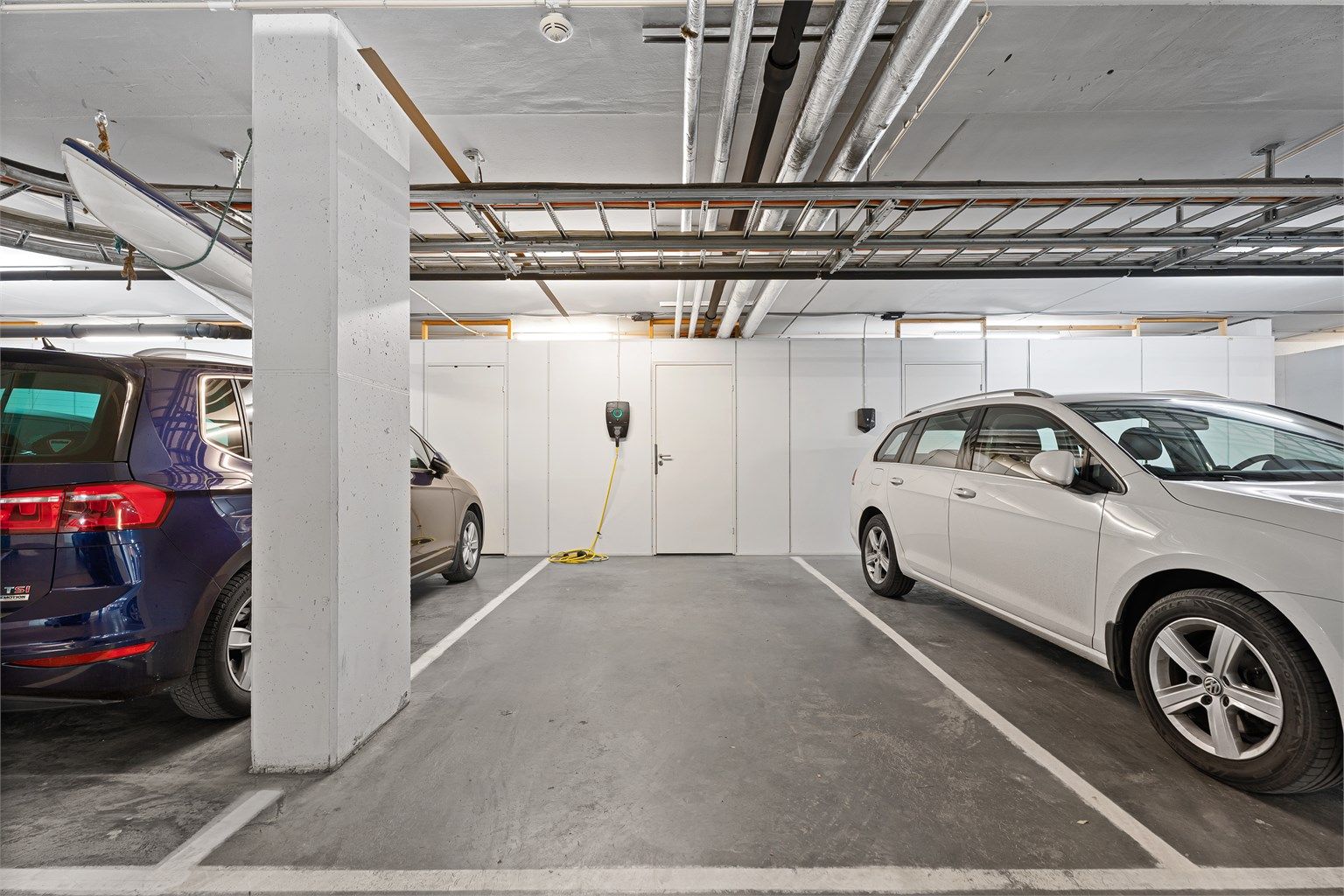 Det medfølger en parkeringsplass i lukket garasjeanlegg. 