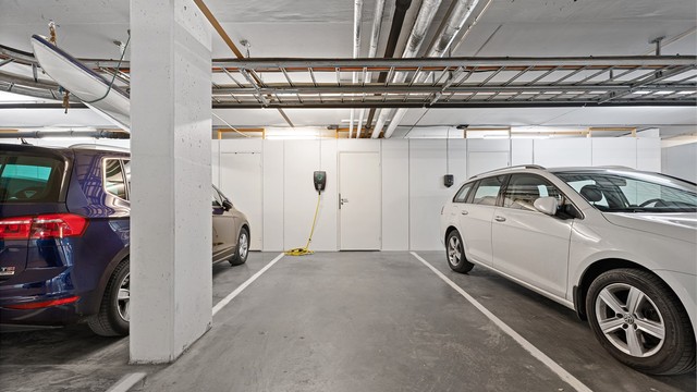 Det medfølger en parkeringsplass i lukket garasjeanlegg.