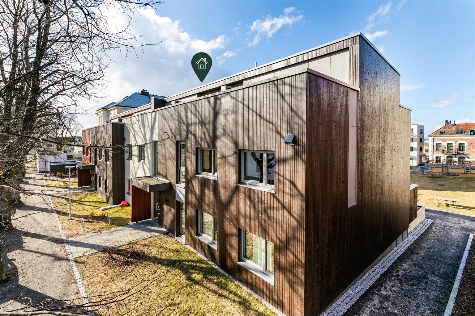 Velkommen til Skarmyrakvartalet! Denne leiligheten inngår i byggets øverste to etasjer og har takaltan på begge sider, i tillegg til balkong. Fotograf; Børge Oppegård.