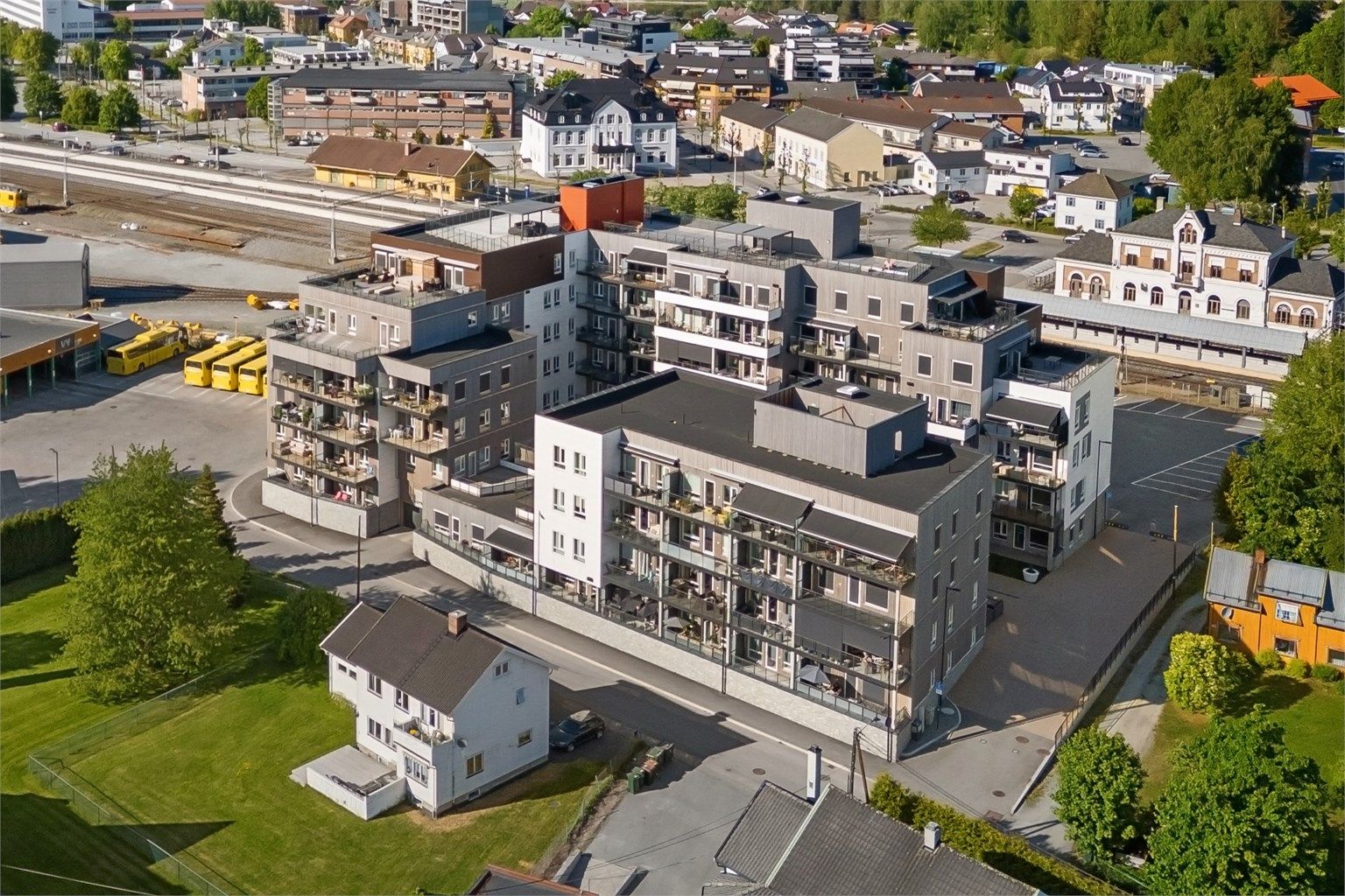 Pen to-roms eierleilighet med sentrumsnær beliggenhet. Garasjeplass i kjeller og fin uteplass på balkong.