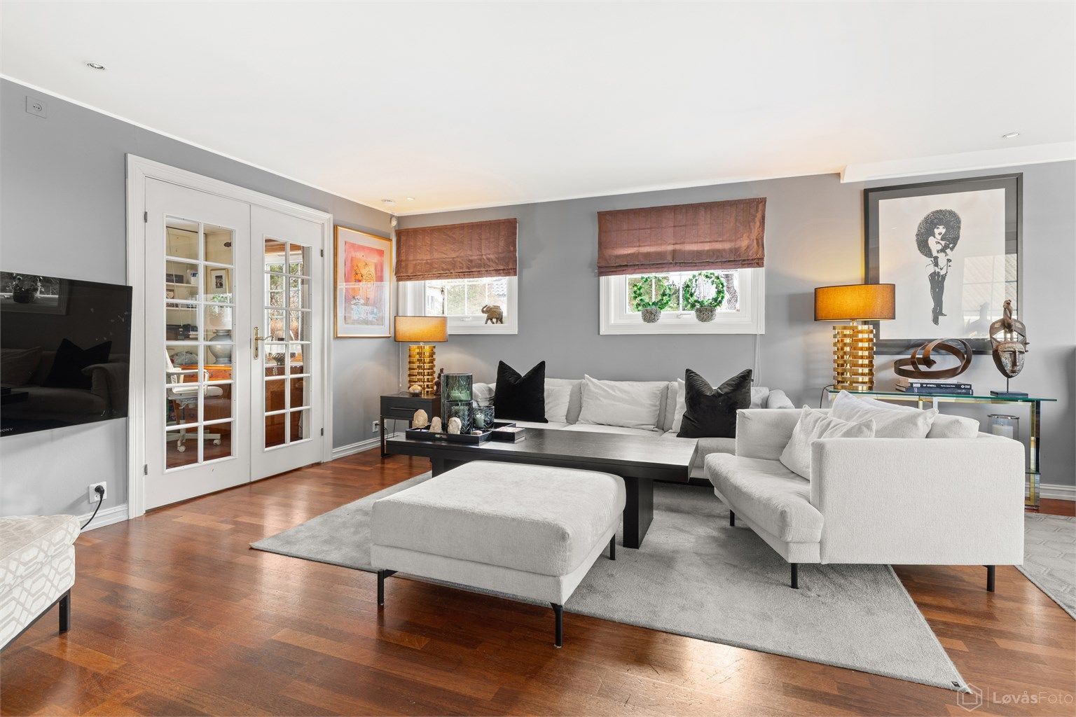 I tilknyting ligger kontoret som også evt. kan benyttes som en ekstra tv-stue, evt. utvidelse av hovedstuen eller lignende