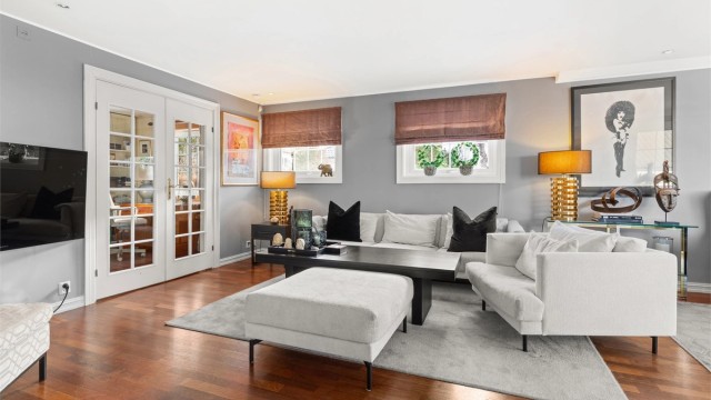 I tilknyting ligger kontoret som også evt. kan benyttes som en ekstra tv-stue, evt. utvidelse av hovedstuen eller lignende