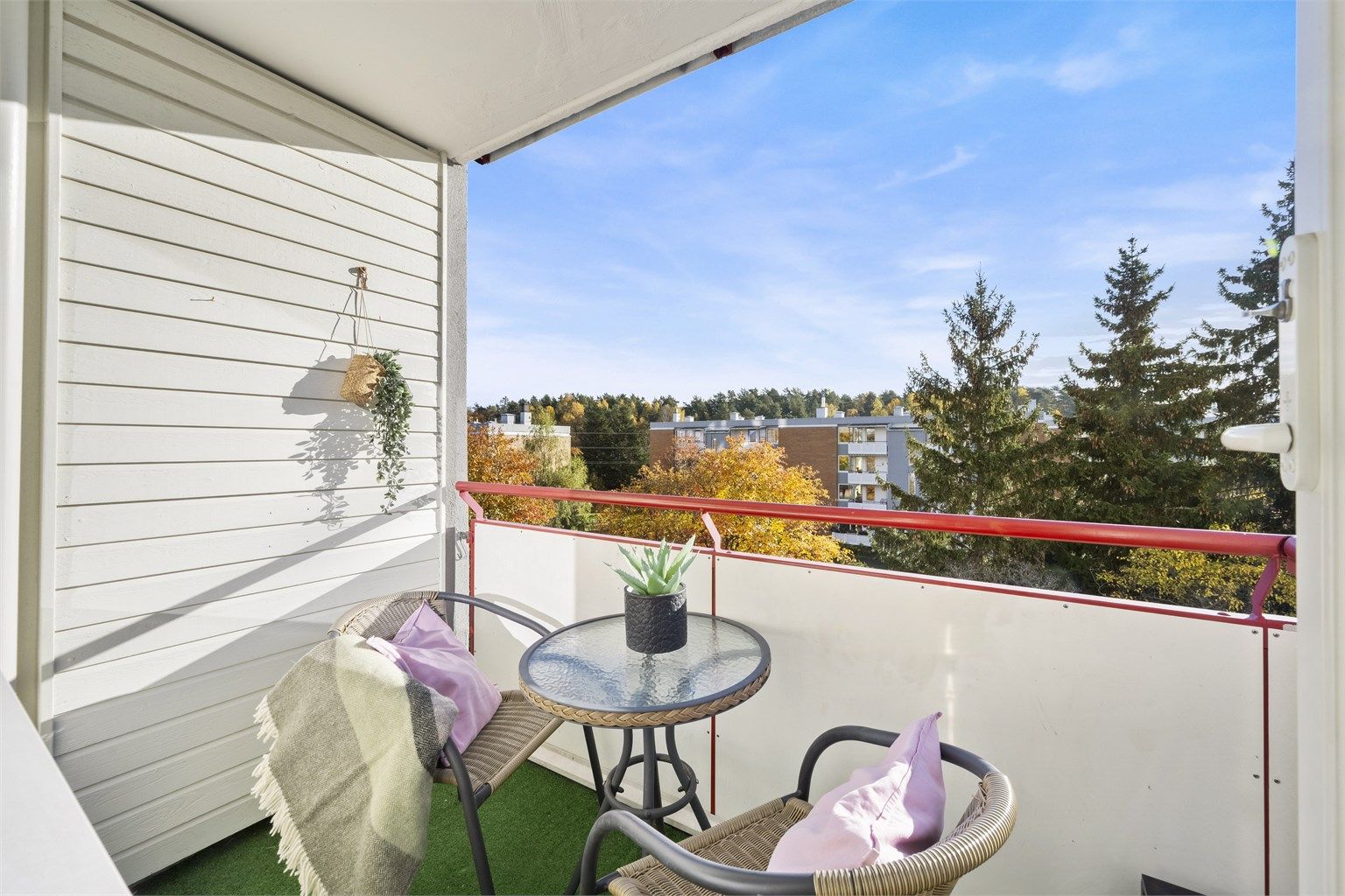 Boligen ligger fint til i byggets 3. etasje. 