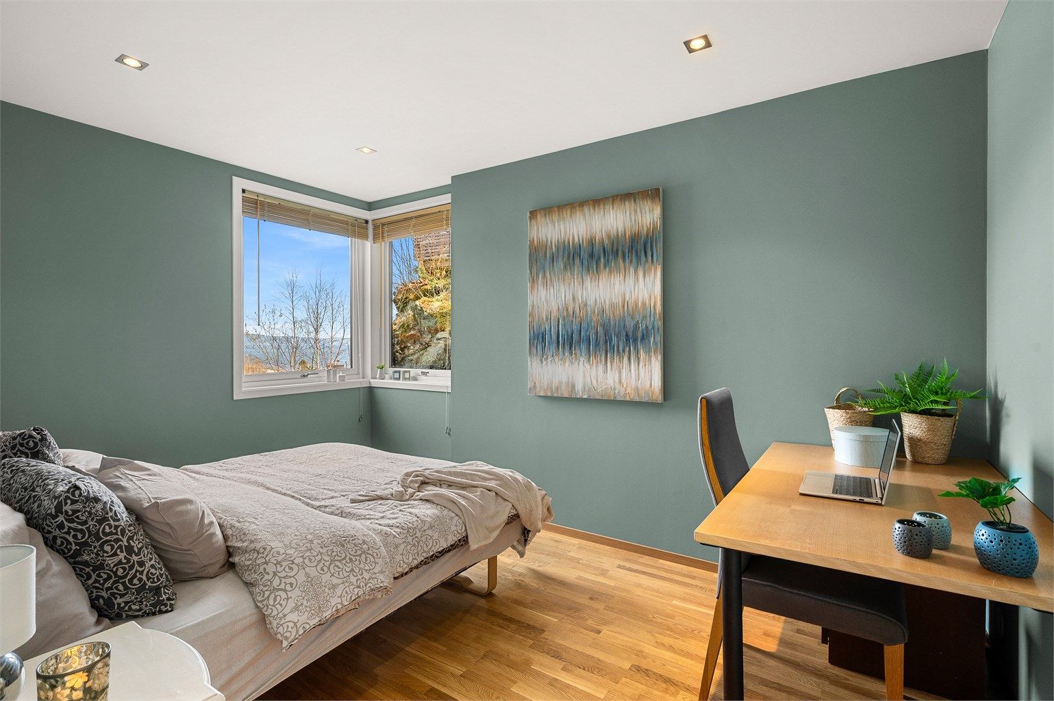 Soverom 2 måler 11 kvm. Her får du et lyst og skjermet soverom med plass til både seng og skrivepult – et fleksibelt rom som kan tilpasses ulike behov.