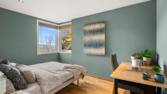 Soverom 2 måler 11 kvm. Her får du et lyst og skjermet soverom med plass til både seng og skrivepult – et fleksibelt rom som kan tilpasses ulike behov.