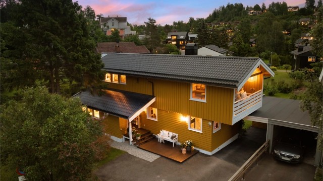 En innholdsrik enebolig med en usjenert og familievennlig beliggenhet innerst i en rolig blindvei.
Foto: Zovenifra.no