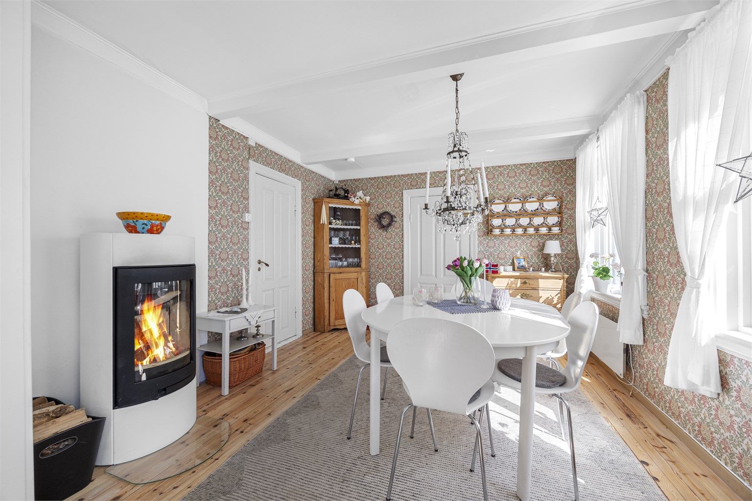 En nyere peisovn, installert i 2020, gir både varme og en hyggelig atmosfære.