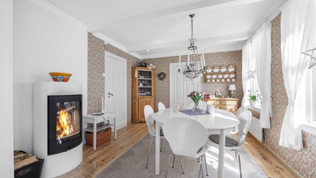 En nyere peisovn, installert i 2020, gir både varme og en hyggelig atmosfære.