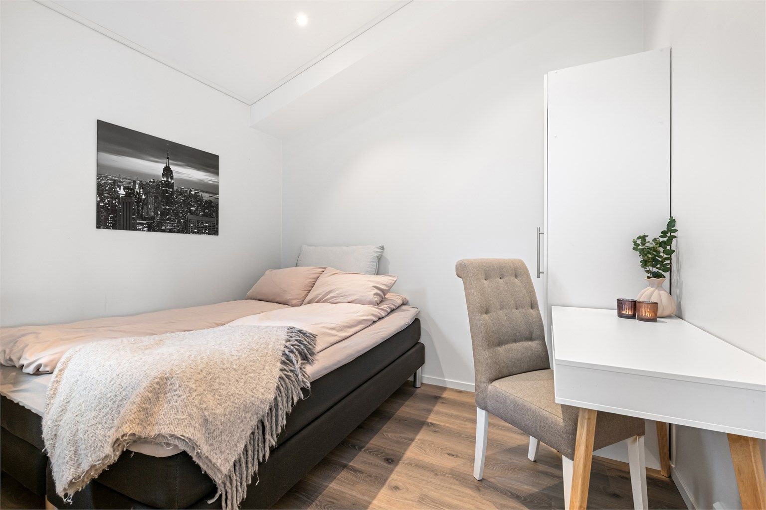Leiligheten byr på to lyse og funksjonelle soverom med gode innredningsmuligheter.