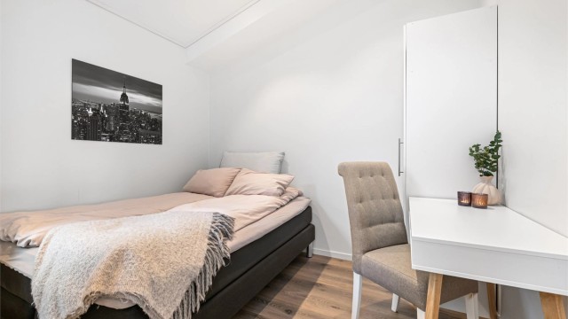 Leiligheten byr på to lyse og funksjonelle soverom med gode innredningsmuligheter.