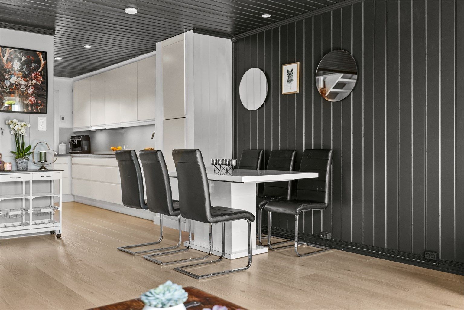 God plass til et langbord for hyggelige sammenkomster.