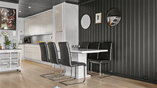 God plass til et langbord for hyggelige sammenkomster.