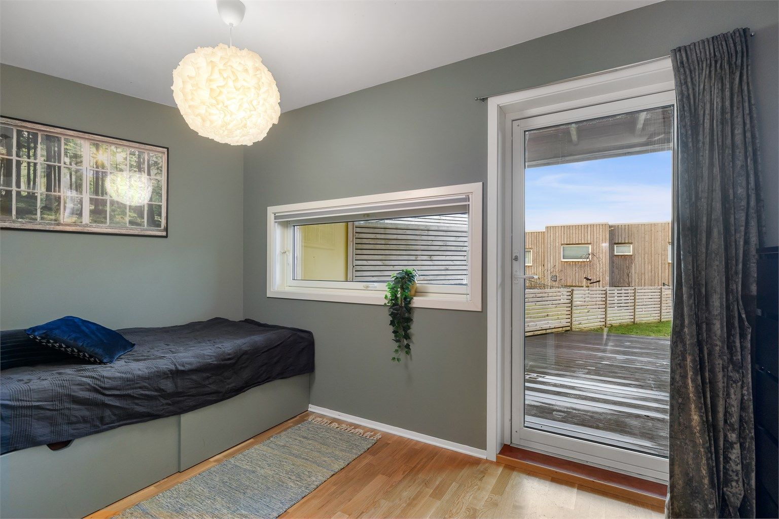 Soverom i 1. etasje med god plass til seng og direkte utgang til markterrasse med solrike forhold.
