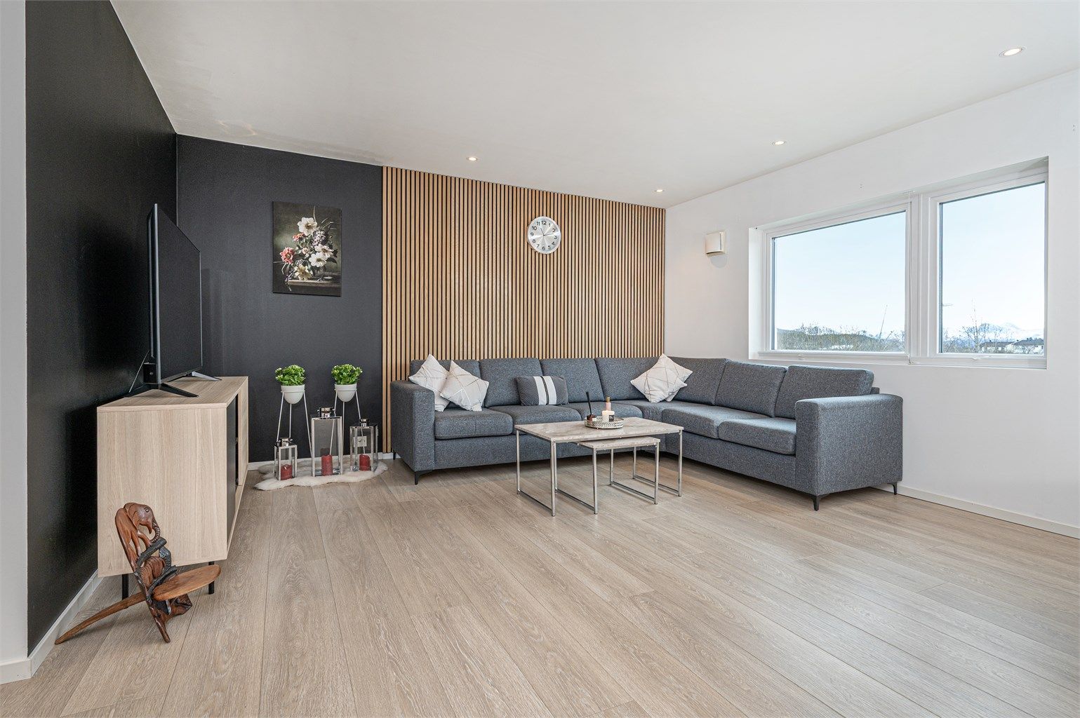 Leiligheten har en åpen stue- og kjøkkenløsning som gir en sosial og luftig atmosfære.