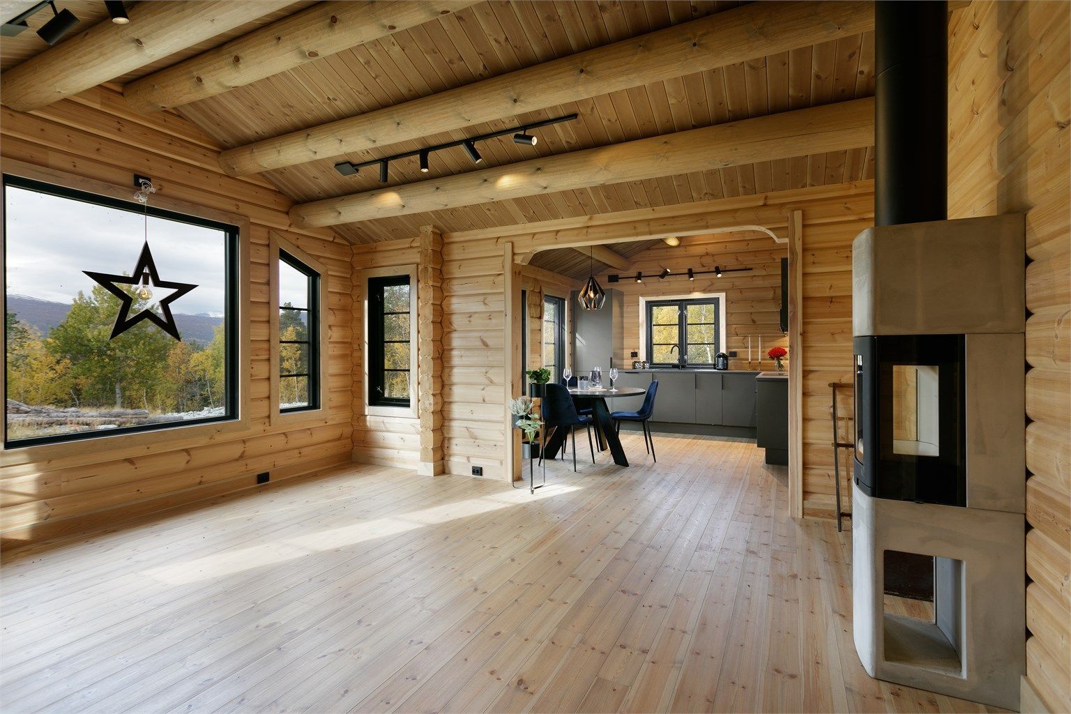 Det er god takhøyde i stuen og store vindusflater som gir godt med naturlig lysinnslipp