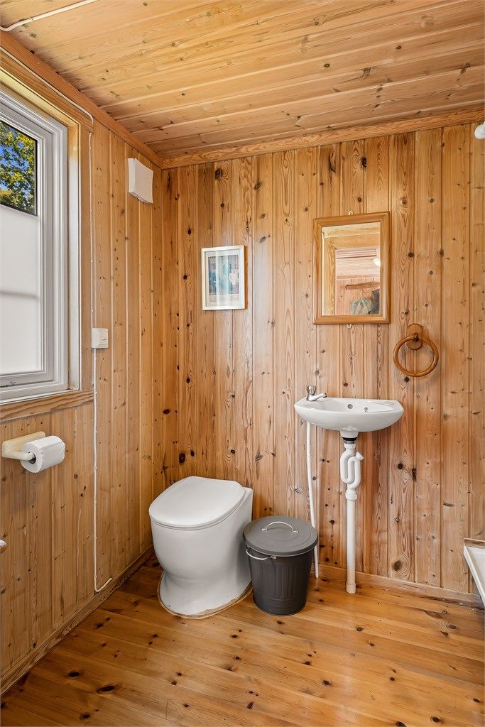 Hytta har et toalettrom med utvendig adkomst. Rommet har gulv med lakkerte gulvbord og vegger med panel. Toalettrommet er utstyrt med toalett. Det er tilrettelagt for dusj, men det er i dag ikke innlagt vann til dusjløsningen.