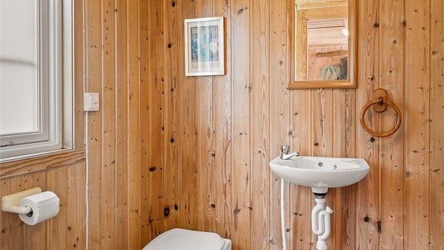 Hytta har et toalettrom med utvendig adkomst. Rommet har gulv med lakkerte gulvbord og vegger med panel. Toalettrommet er utstyrt med toalett. Det er tilrettelagt for dusj, men det er i dag ikke innlagt vann til dusjløsningen.
