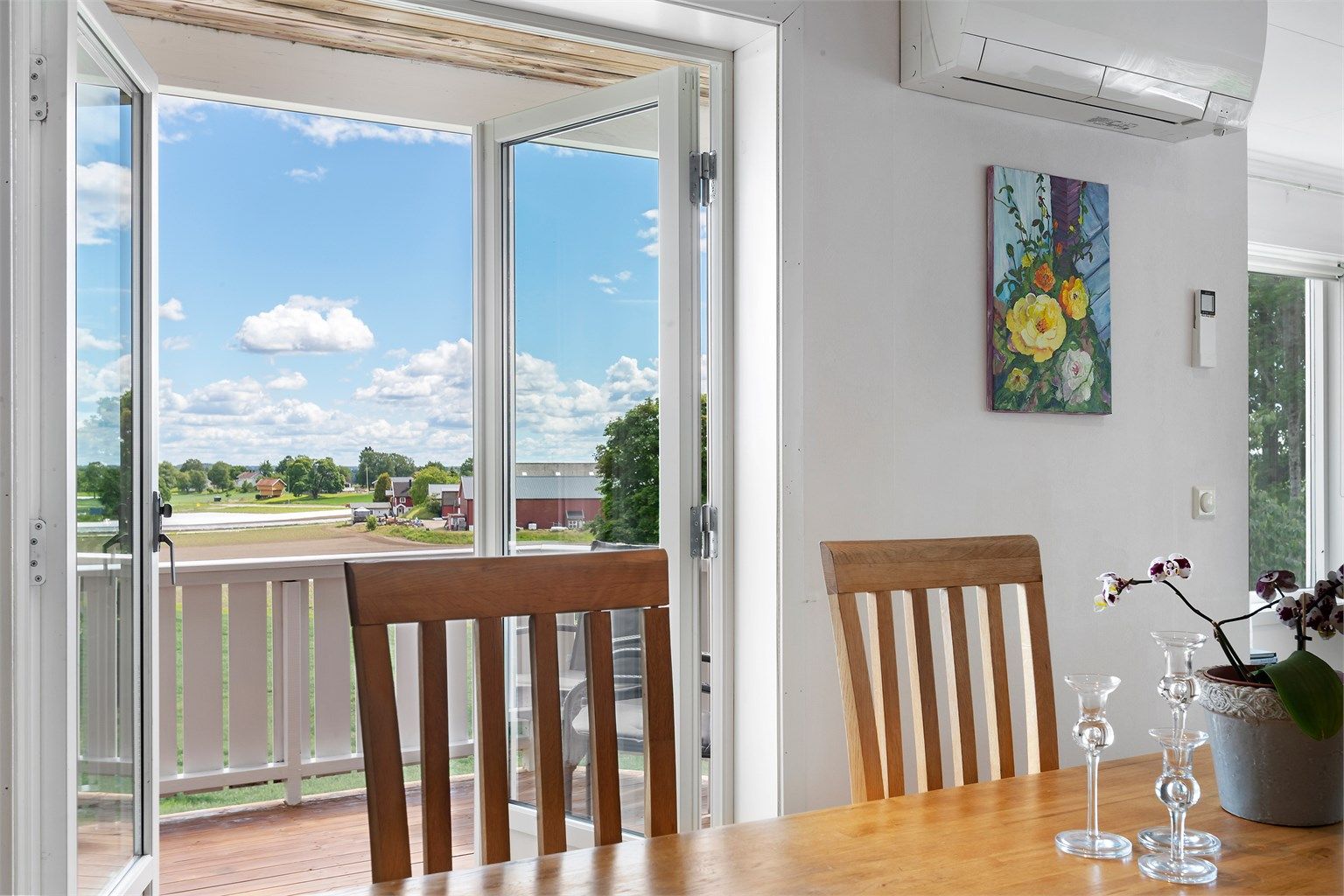 Fra spisestuen er det direkte utgang til en veranda på 9 m².