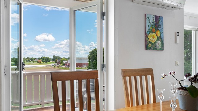 Fra spisestuen er det direkte utgang til en veranda på 9 m².
