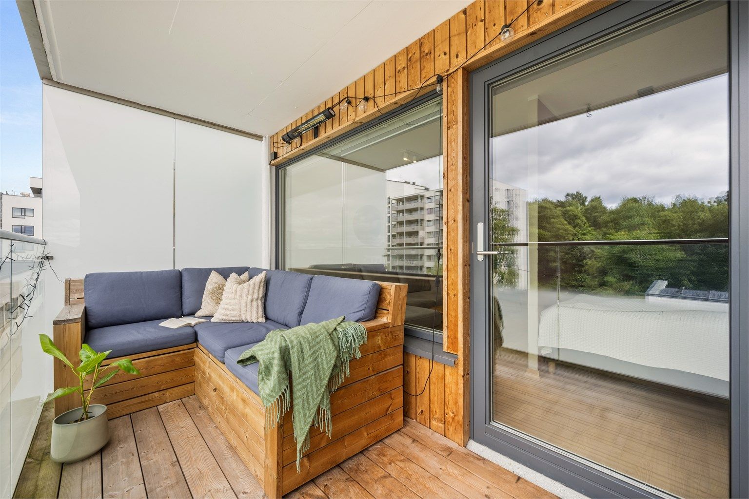 En romslig uteplass med god plass til utemøbler – perfekt for morgenkaffen, middag i solen eller en rolig avslutning på dagen.
