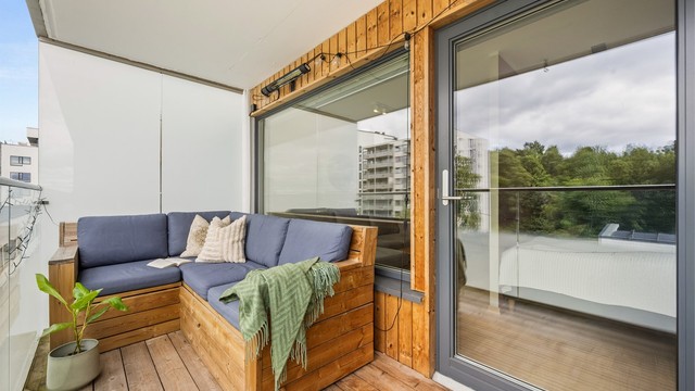 En romslig uteplass med god plass til utemøbler – perfekt for morgenkaffen, middag i solen eller en rolig avslutning på dagen.