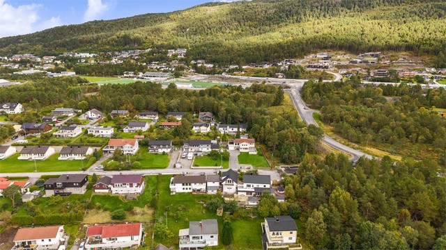 Dronebilde av nærområdet tatt fra syd