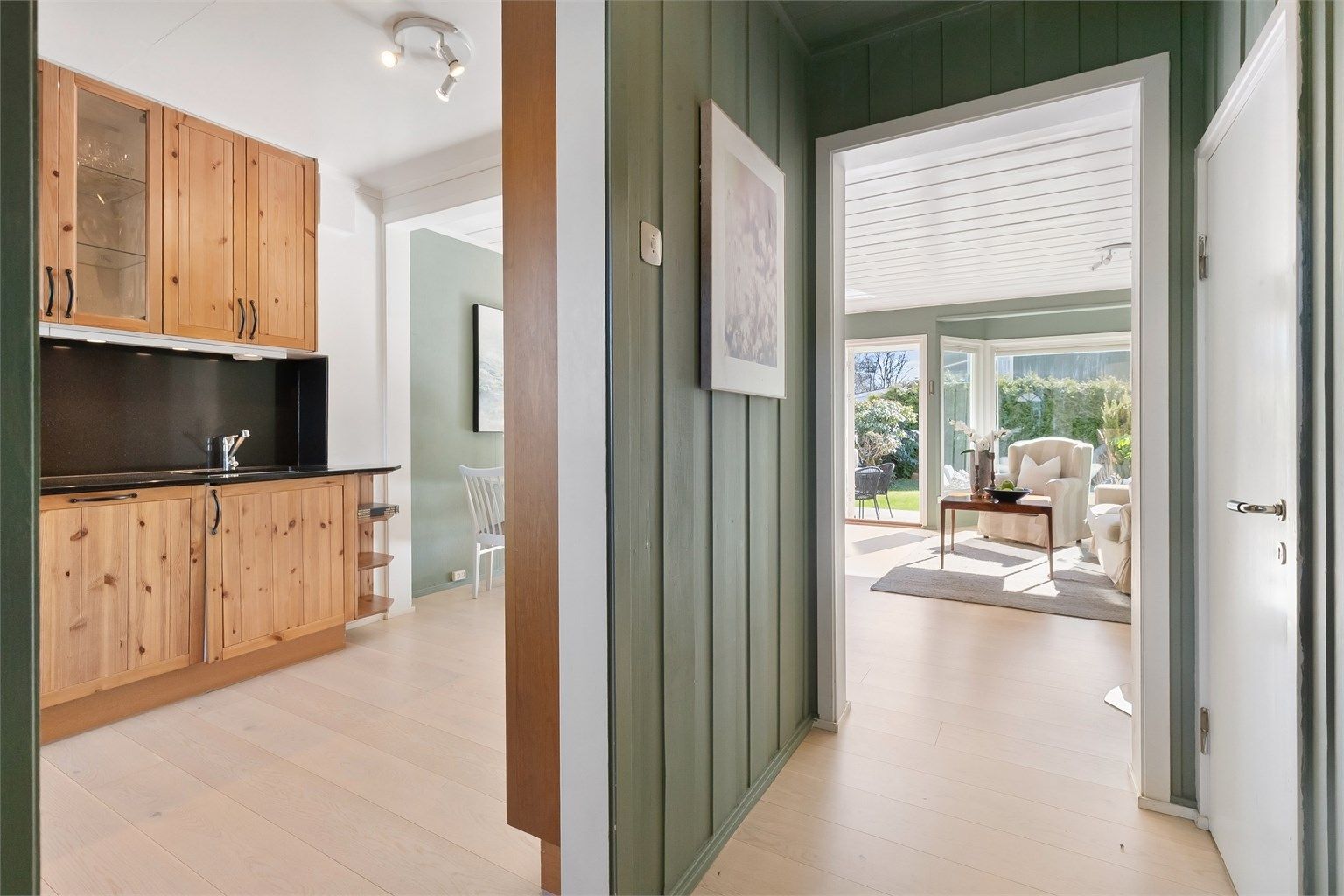 Fra gangen er det inngang til kjøkkenet til venstre og stuen rett frem.