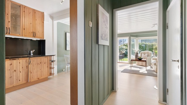 Fra gangen er det inngang til kjøkkenet til venstre og stuen rett frem.