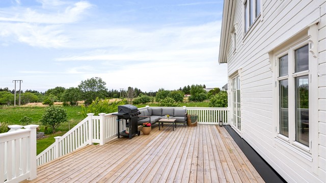 Den store terrassen på 41 kvm har god plass til både sittegruppe og grill.
