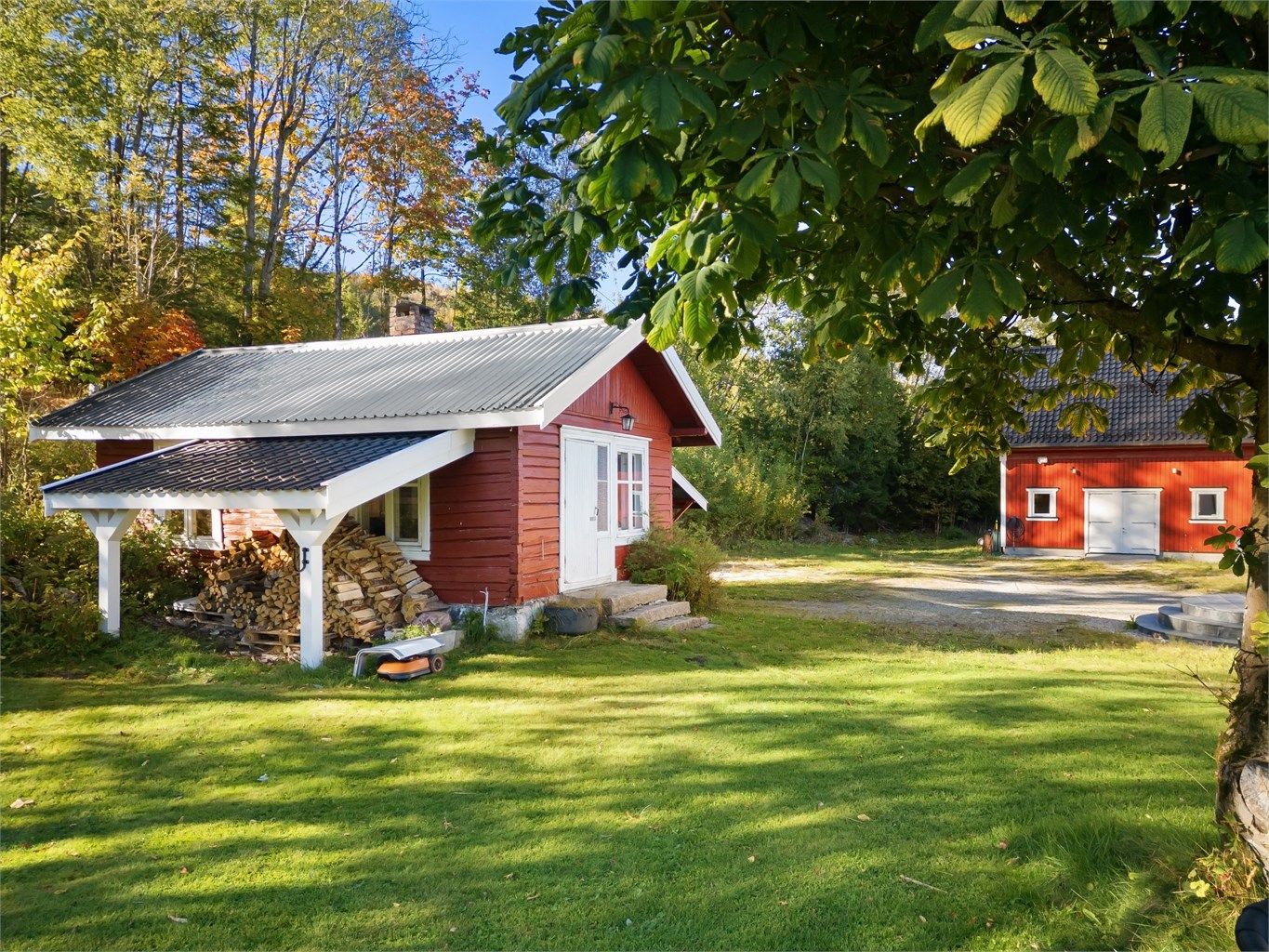Bryggerhuset og låven danner et tradisjonsrikt gårdstun på eiendommen.