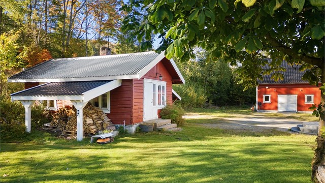 Bryggerhuset og låven danner et tradisjonsrikt gårdstun på eiendommen.