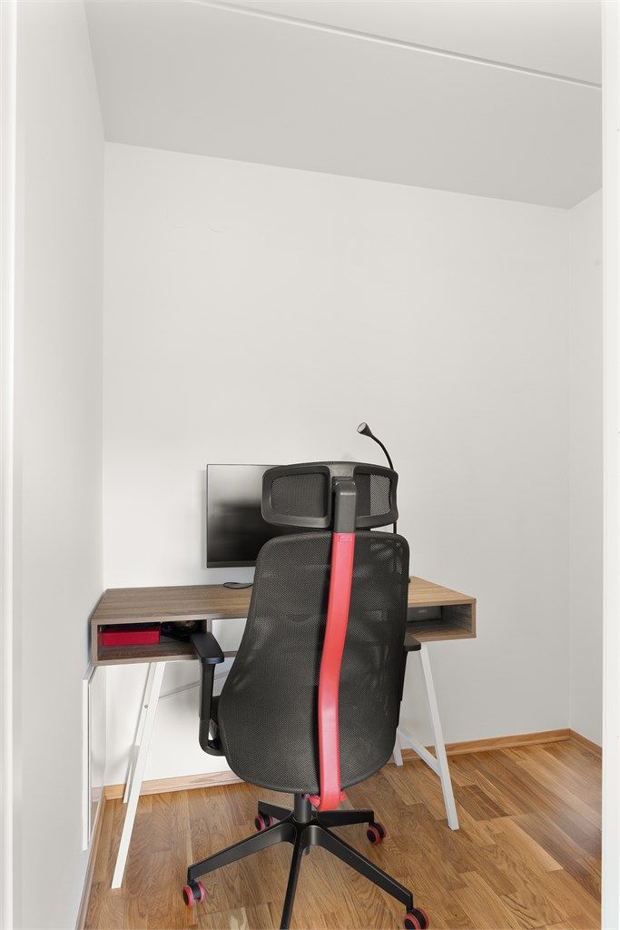 I tillegg til den innvendige boden medfølger en ekstern bod på ca. 5 m² i underetasjen.