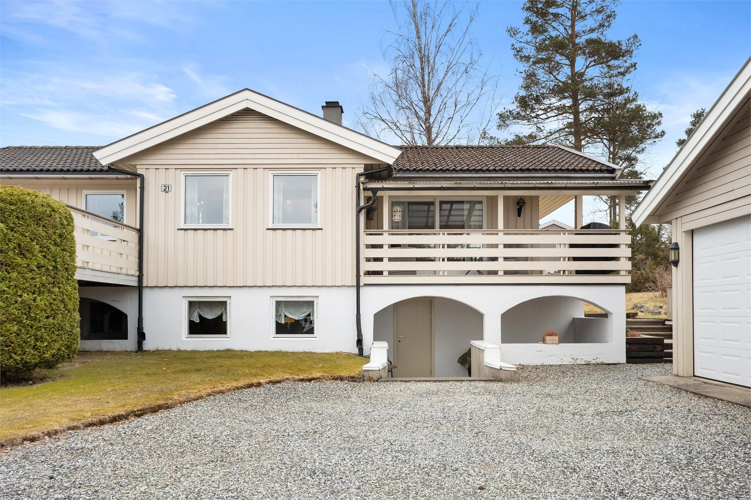 Eiendommen ligger i et stille og rolig nabolag med Fjellfoten skole kun 3 minutters gange unna.
