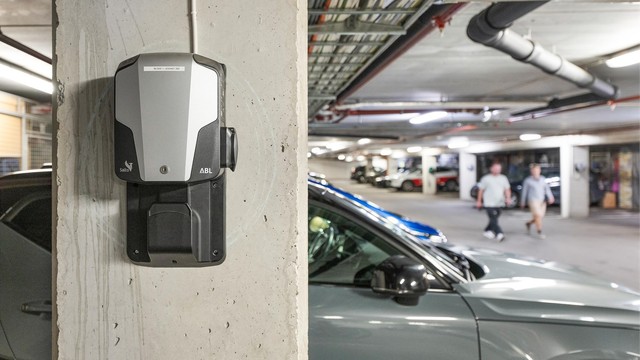 Praktisk ladepunkt for elbil tilknyttet leilighetens faste biloppstillingsplass.
