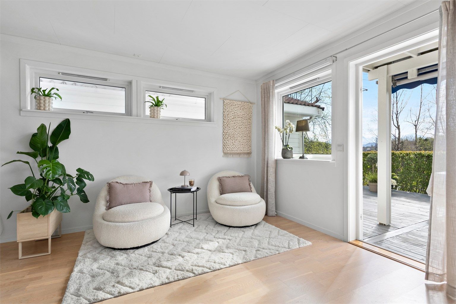 Fra stuen er det direkte utgang til den skjermede og romslige markterrassen