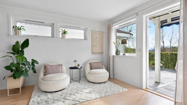 Fra stuen er det direkte utgang til den skjermede og romslige markterrassen