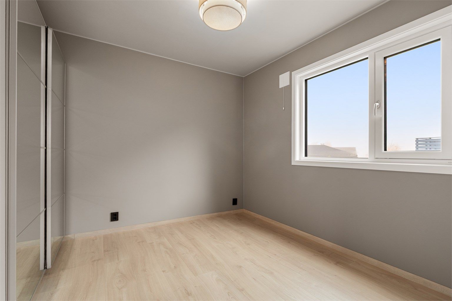 Soverom nummer to er utstyrt med skyvedørsgarderobe med speilfronter. Rommet egner seg også godt som både kontor / gjesterom. 