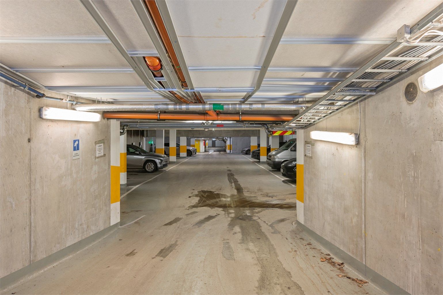 Nyere, oppvarmet garasjeanlegg som er videoovervåket. 