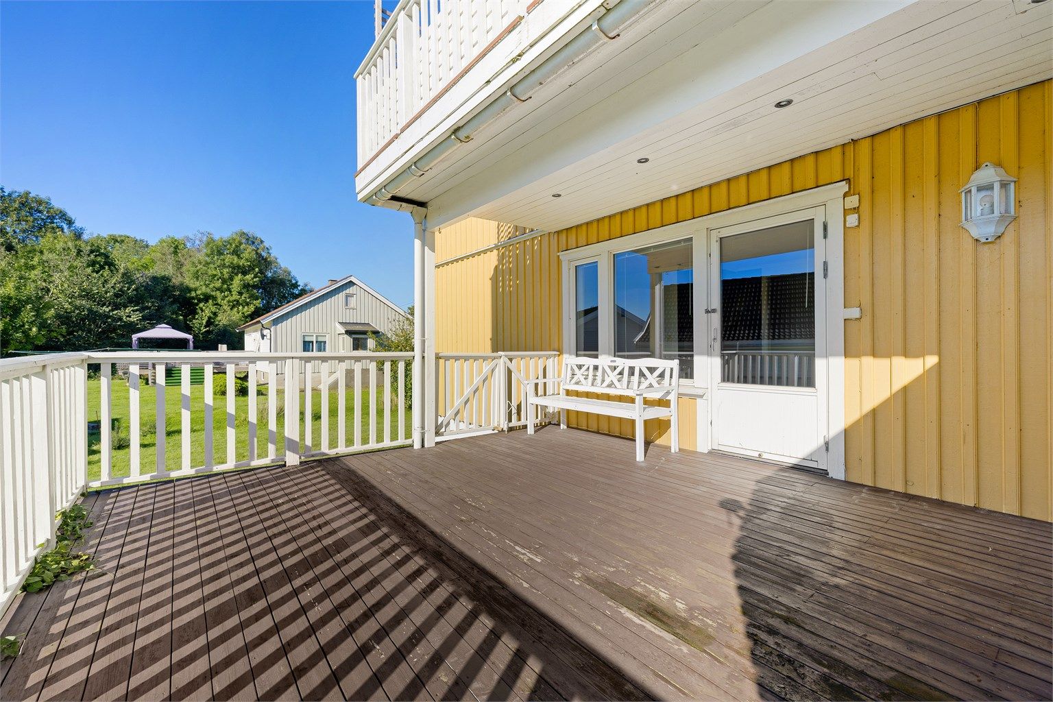 På den 20 kvm. store terrassen kan du både sitte ute i solen og skjermet under tak med følge av stemningsfremmende belysning.