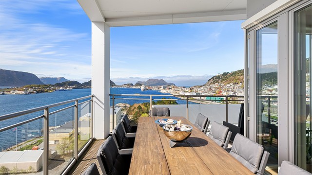 Utsikt mot Ålesund sentrum og innseilingen